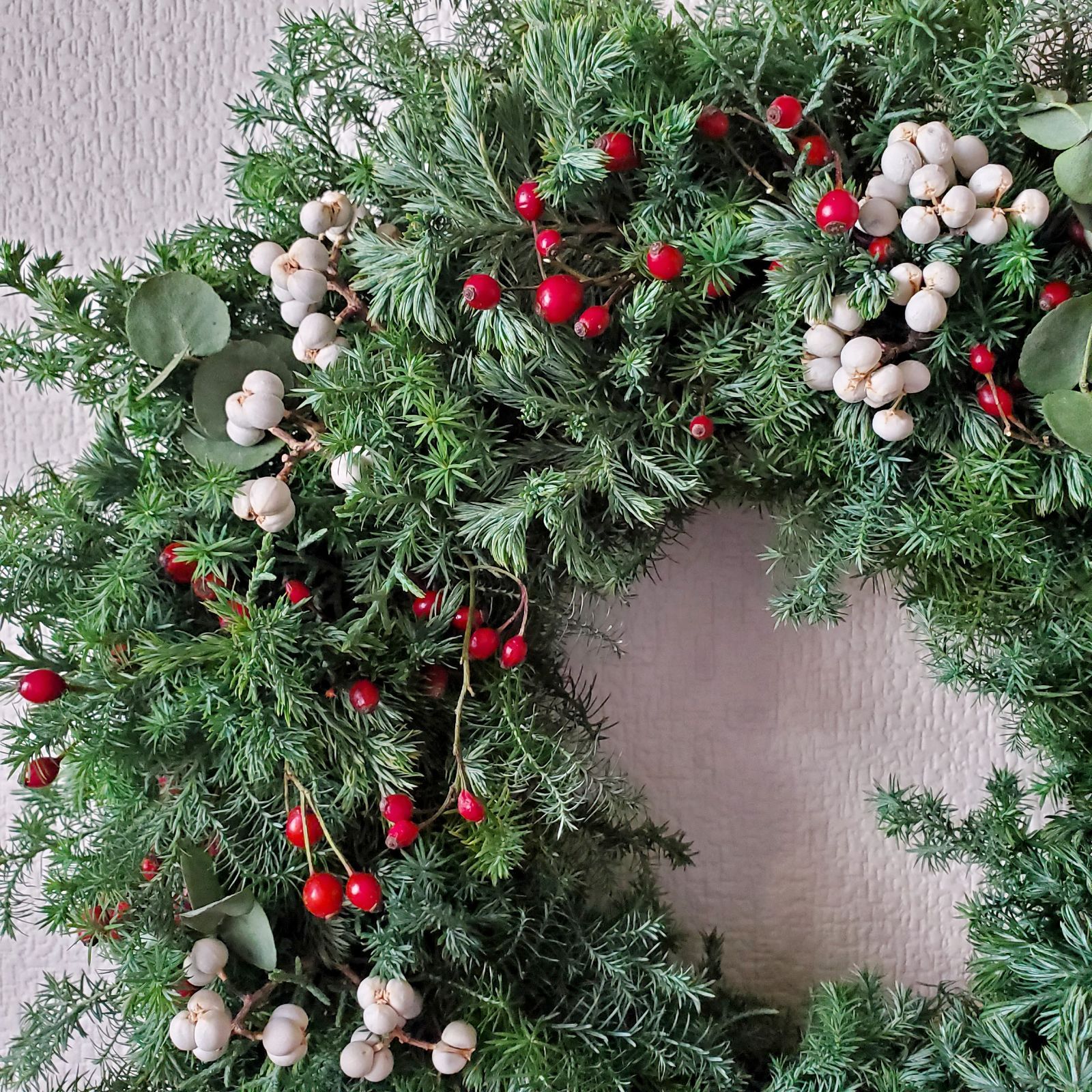 サービス品】4種類のコニファーと野バラの実・ナンキンハゼを使った