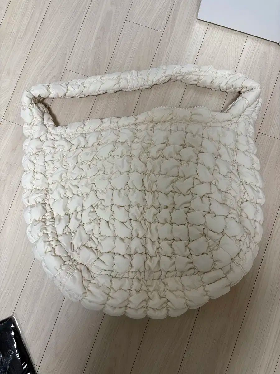 COS コス オーバーサイズ キルティング クラウドバッグ アイボリー