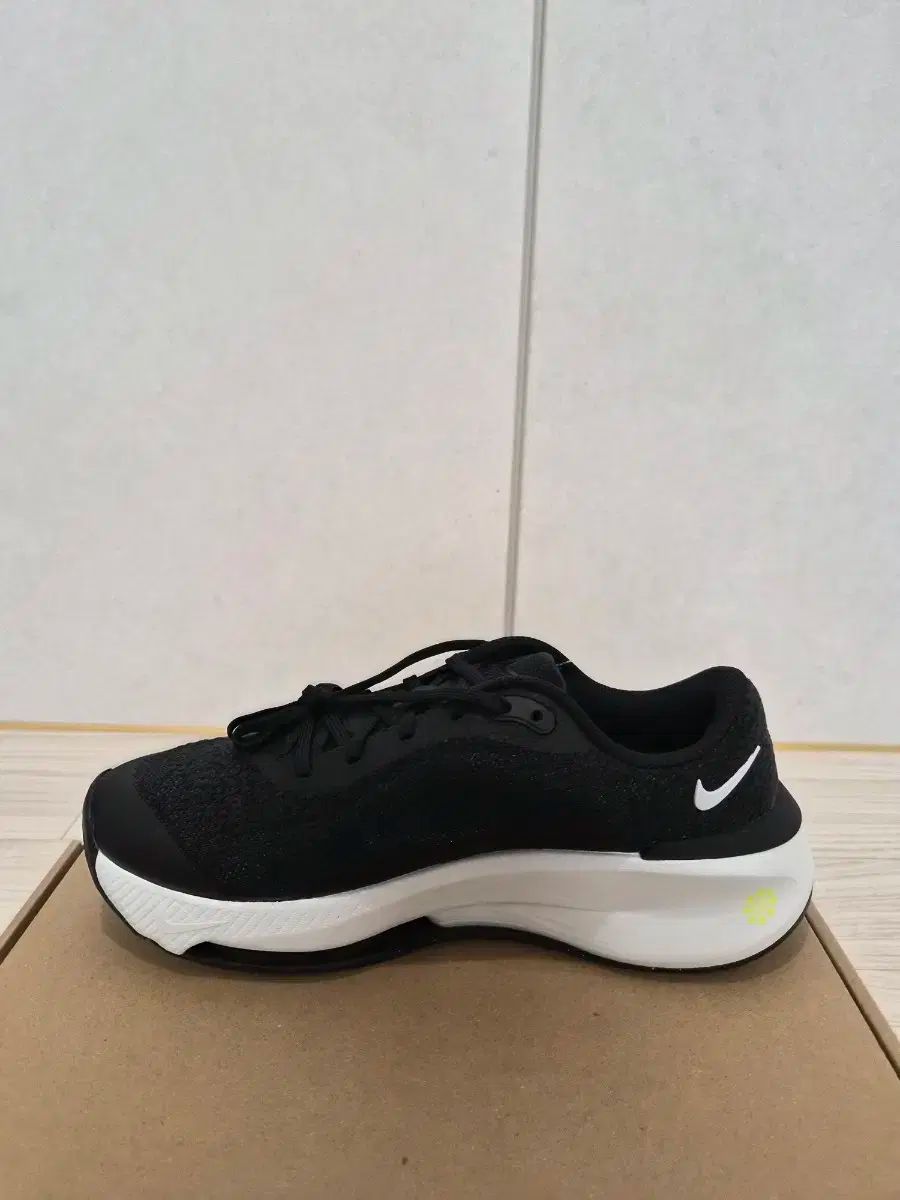 ナイキ バーサー スニーカー レディースランニングシューズ ウィメンズランニングシューズ 235mm