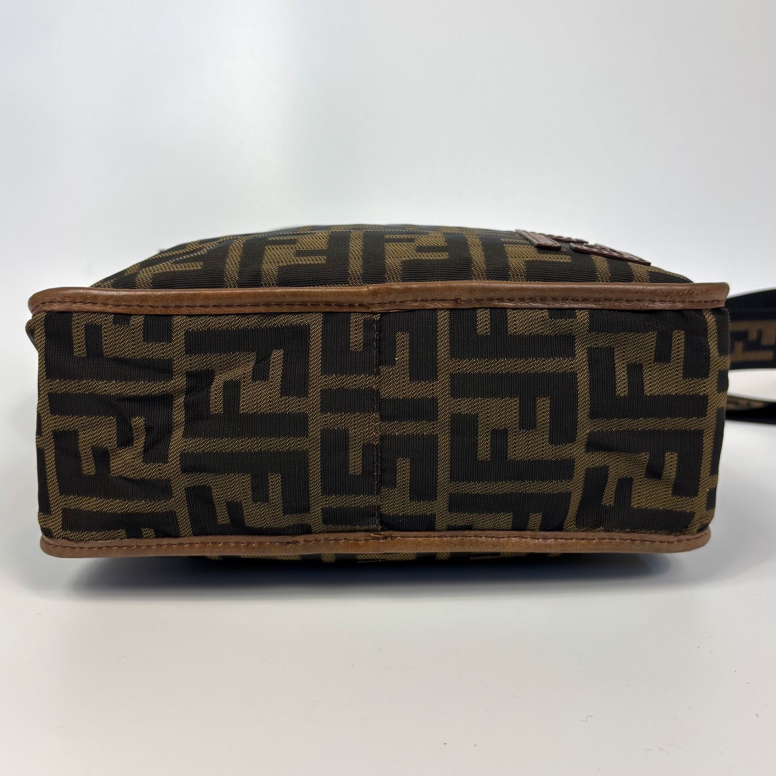 FENDI フェンディ ズッカ ショルダーバッグ 斜め掛け ロゴ 総柄
