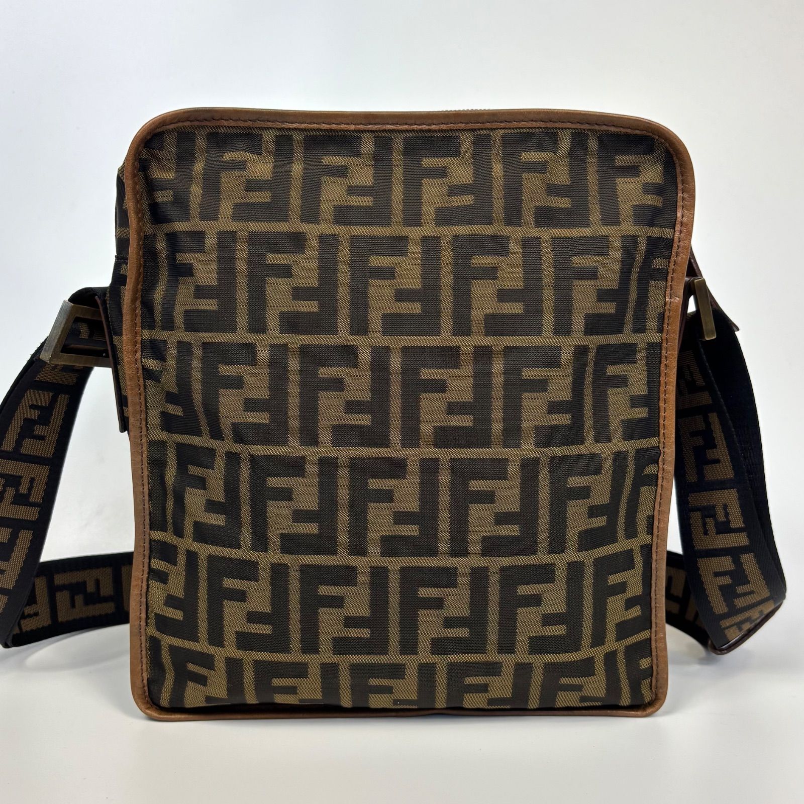 FENDI フェンディ ズッカ ショルダーバッグ 斜め掛け ロゴ 総柄