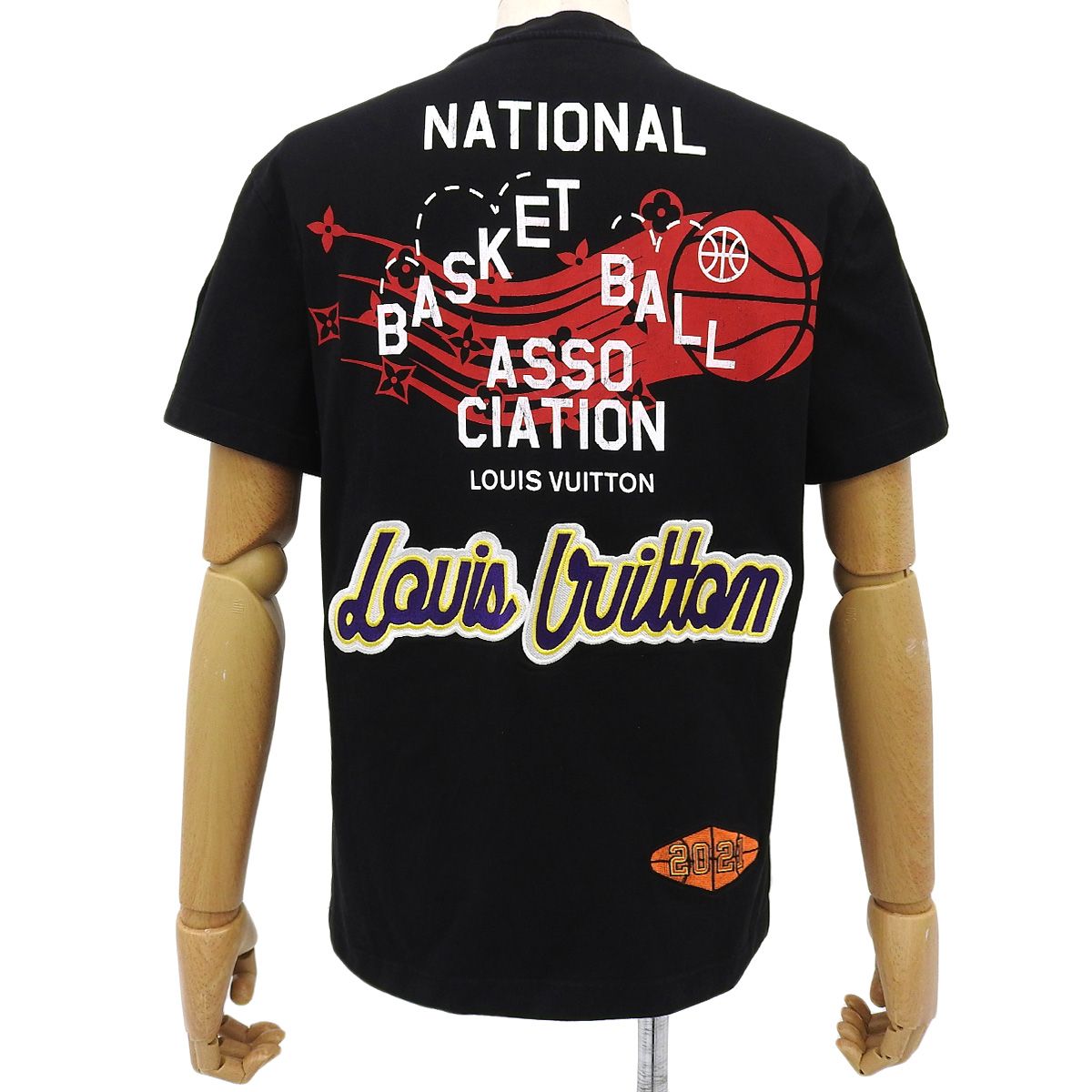 ルイ・ヴィトン 21AW LV × NBA コラボ ロゴ プリント Tシャツ ルイ・ヴィトン 21AW LV × NBA コラボ ロゴ プリント Tシャツ 【公式通販】