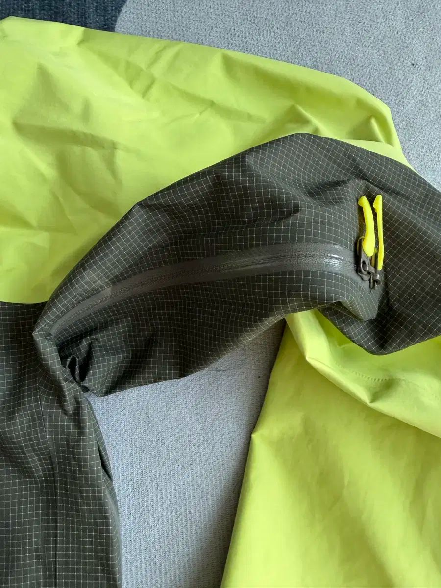 ARC TERYX アークテリクス ウィンドブレーカー 蛍光 105 サイズ 程度