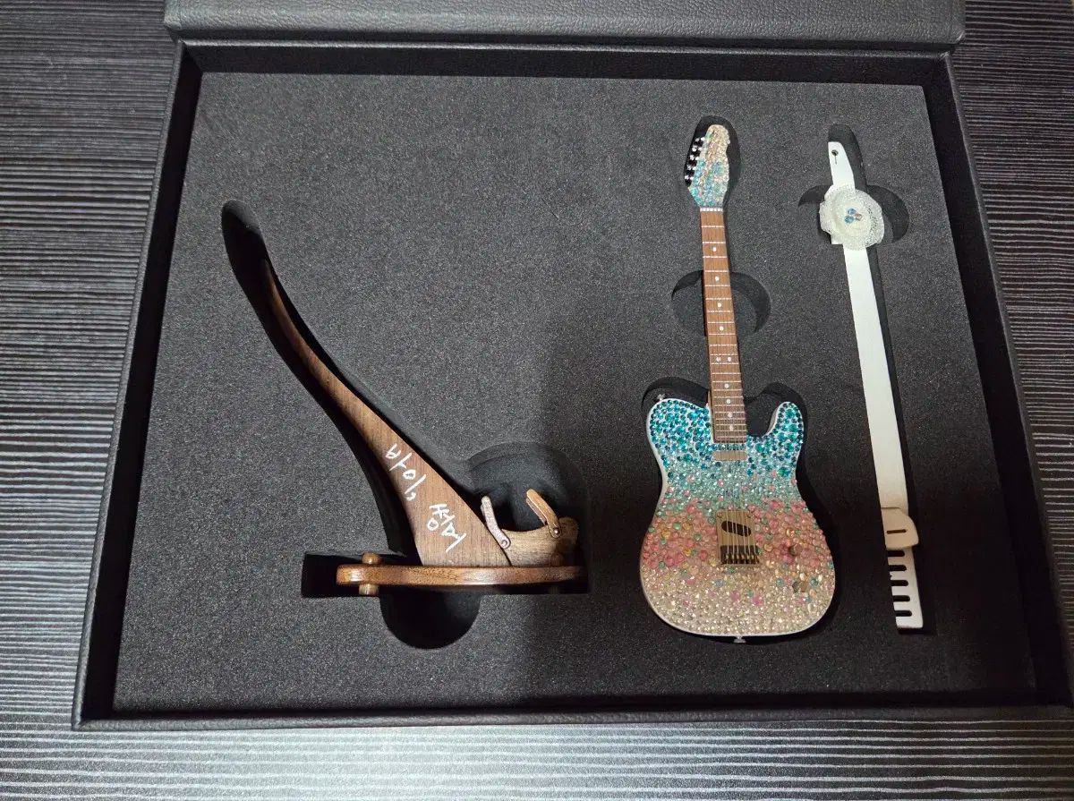 IU バイサマー ミニチュアギター