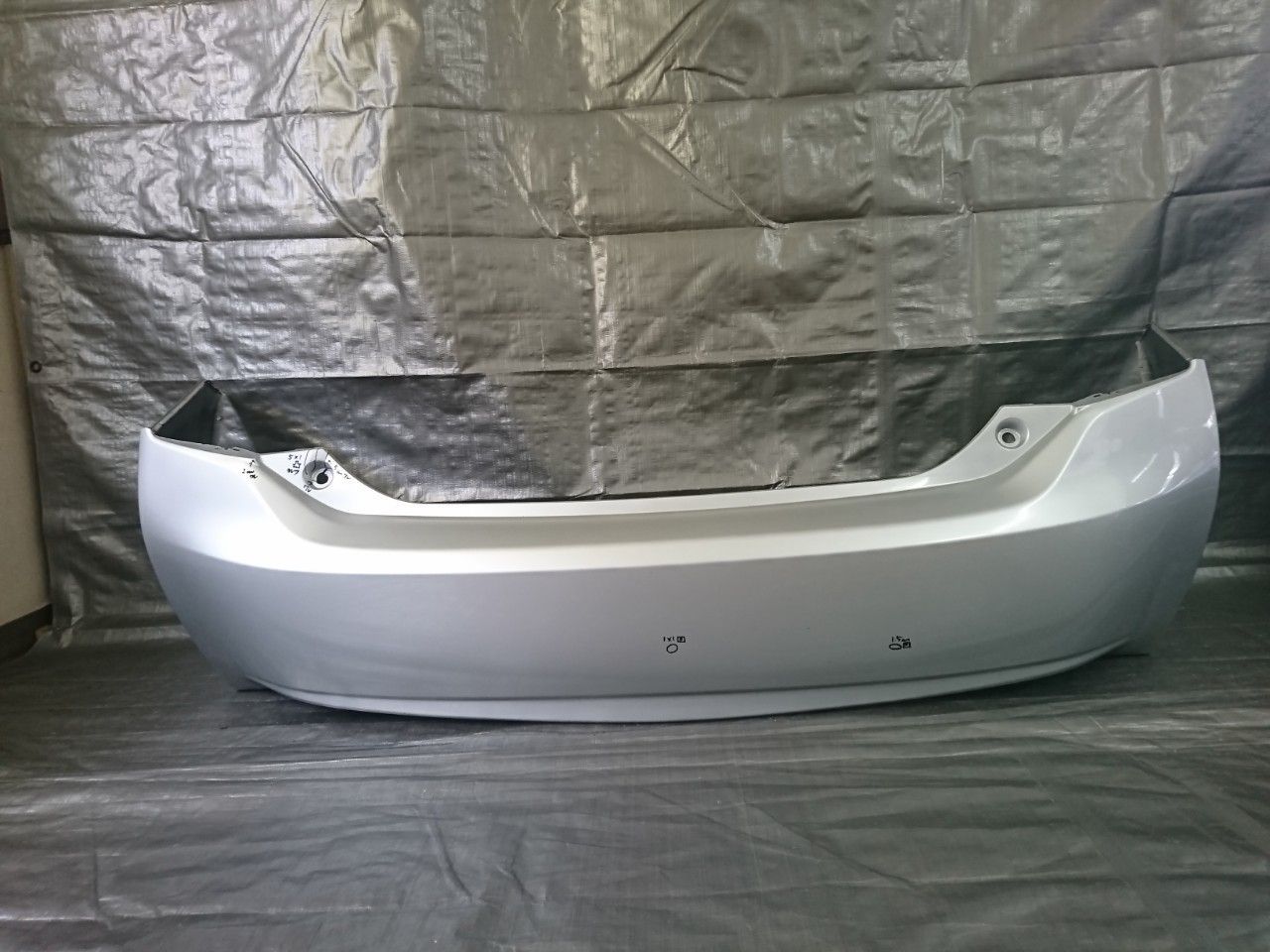 ZVW30 プリウス リアバンパー シルバー (19454) - メルカリ