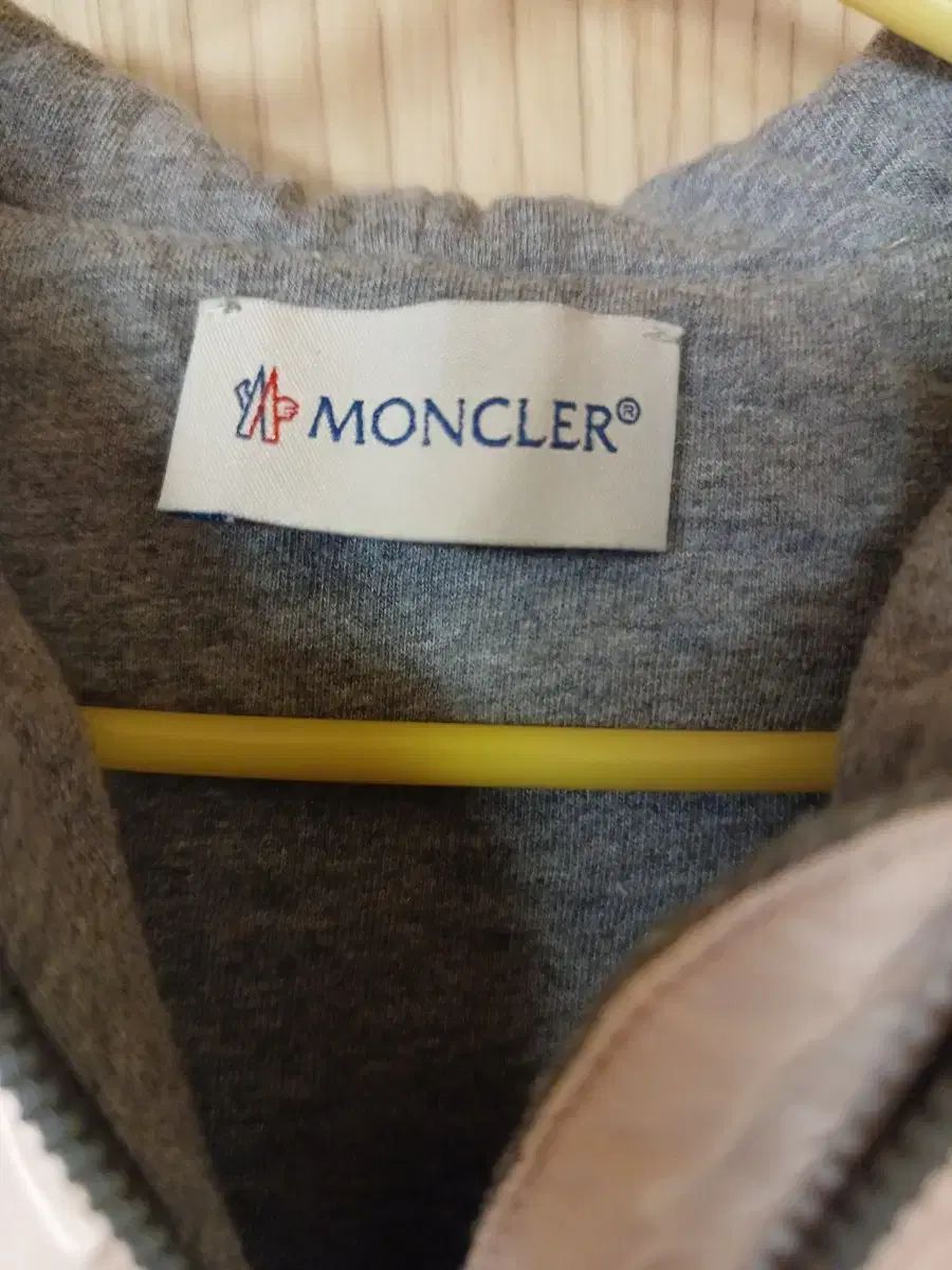 モンクレール キッズ ピンク ダウン フードジップアップ 2-4歳