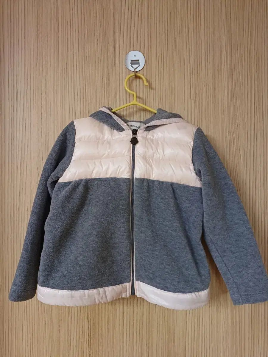 モンクレール キッズ ピンク ダウン フードジップアップ 2 4歳