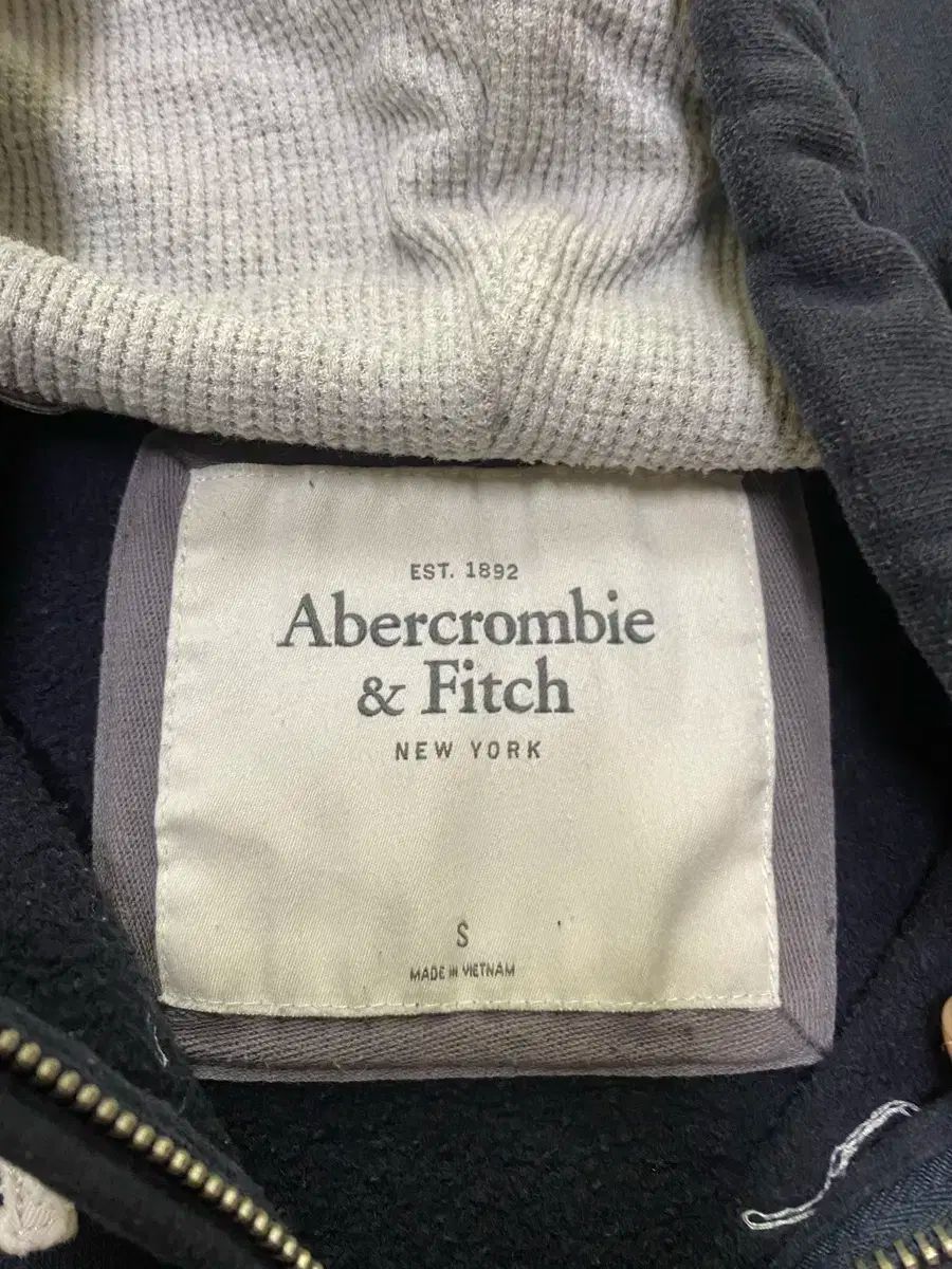アバクロンビー タイトフィット フードジップアップ s