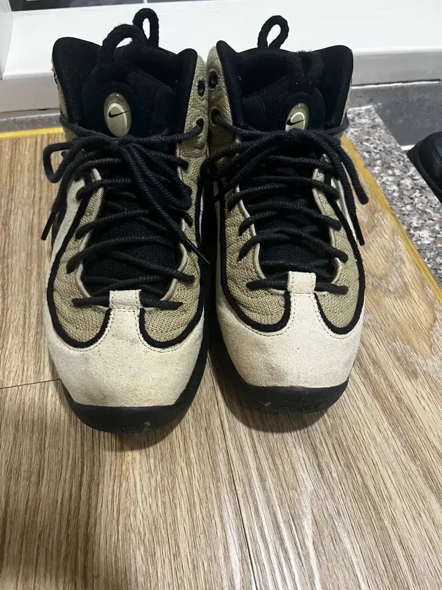 ナイキ STUSSY エアペニー 2 ラタン アンド ライムストーン