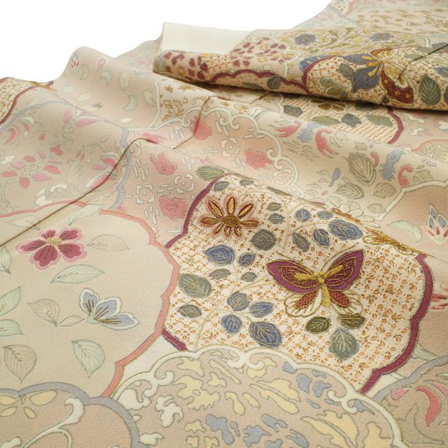  訪問着 着物 フォーマル 正絹 袷 手刺繍 汕頭刺繍 ピンクベージュ地 手染め 草花 蝶 鳥 金糸 スワトウ刺繍 上品 刺繍 春 秋 冬 仕立て上がり 身丈155 裄丈64.5 Ｓサイズ みやがわ sb 16626 訪問着 付け下げ 着物