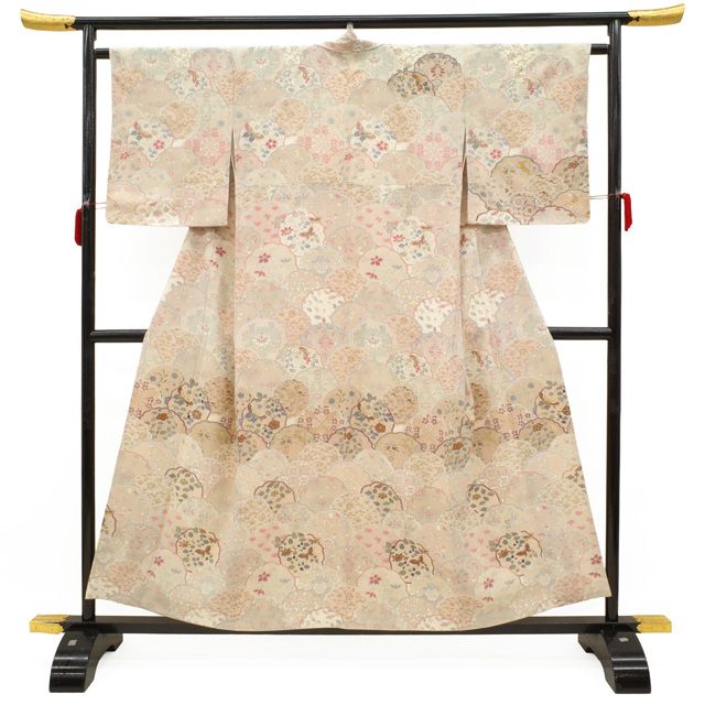 訪問着 着物 フォーマル 正絹 袷 手刺繍 汕頭刺繍 ピンクベージュ地 手染め 草花 蝶 鳥 金糸 スワトウ刺繍 上品 刺繍 春 秋 冬 仕立て上がり 身丈155 裄丈64.5 Ｓサイズ みやがわ sb 16626