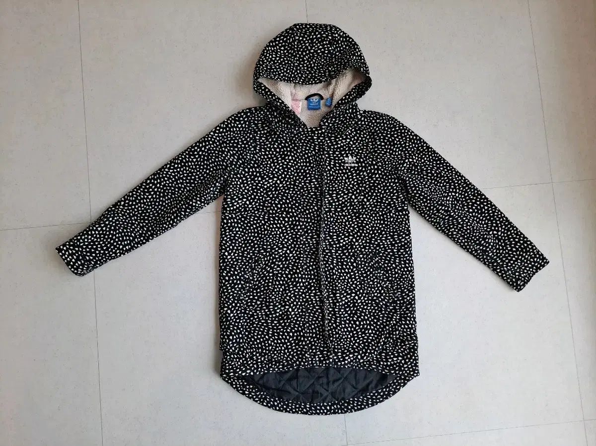 アディダス ブラック パータン フー アウター