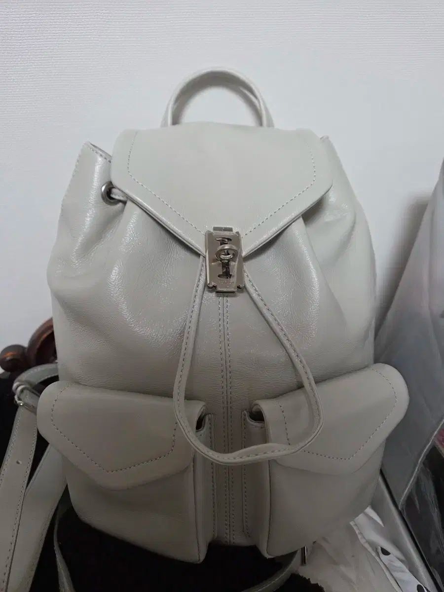 vunque アイボリー バックパック