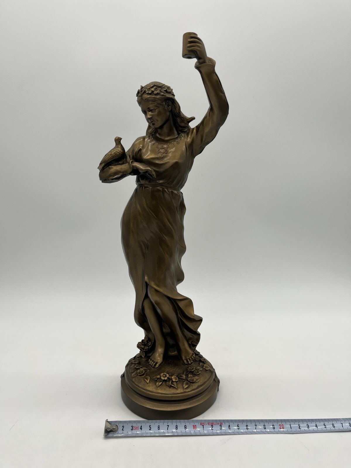 銅像 ブロンズ像 女神 4RP751 金属製 女性 鳩 置物 インテリア