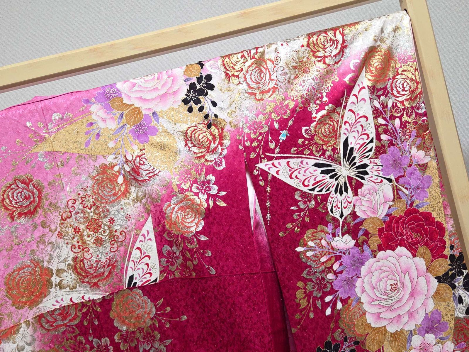 I9◇着物くつろぎ 振袖・襦袢・小物セット 薔薇に蝶々模様 銀通し 金彩