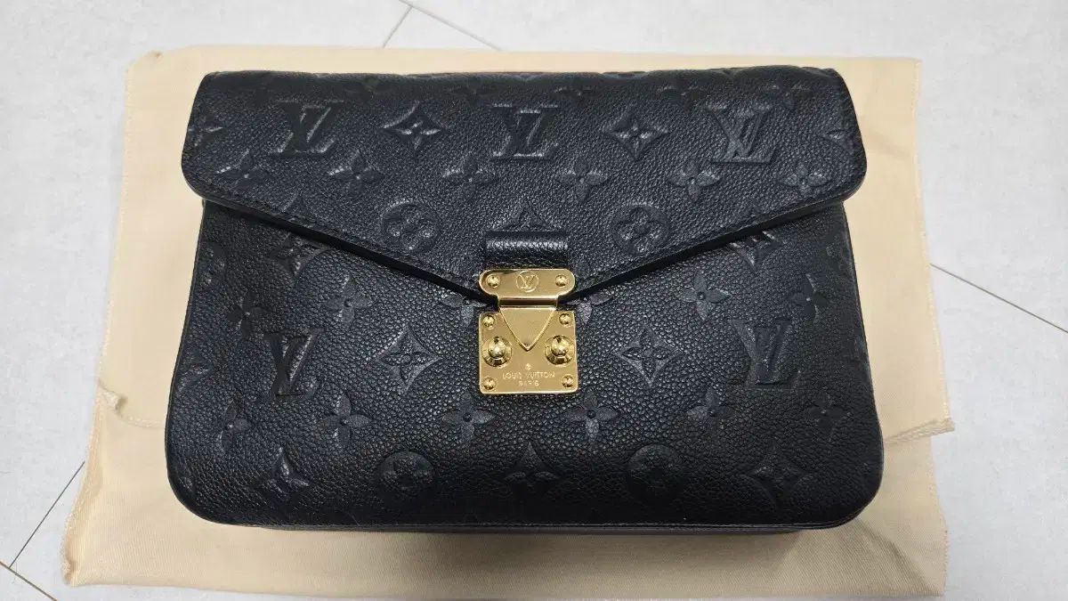 ルイヴィトン ポシェットメティス アンフラップ ブラック