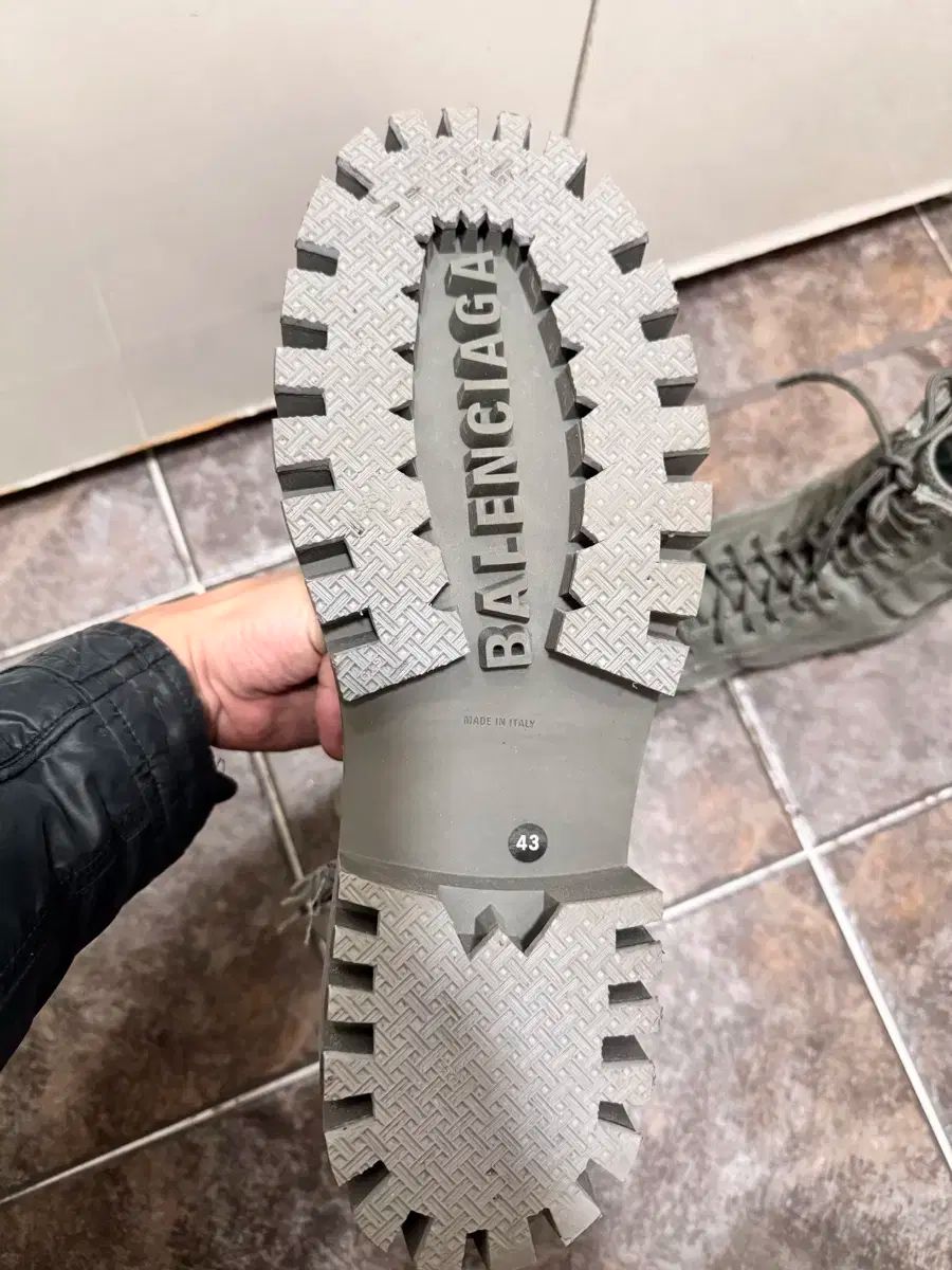 43 バレンシアガ コンバット ストライク ブーツ カーキ