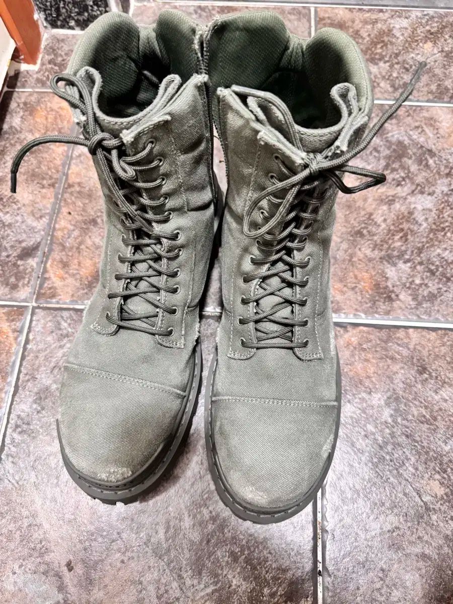 43 バレンシアガ コンバット ストライク ブーツ カーキ