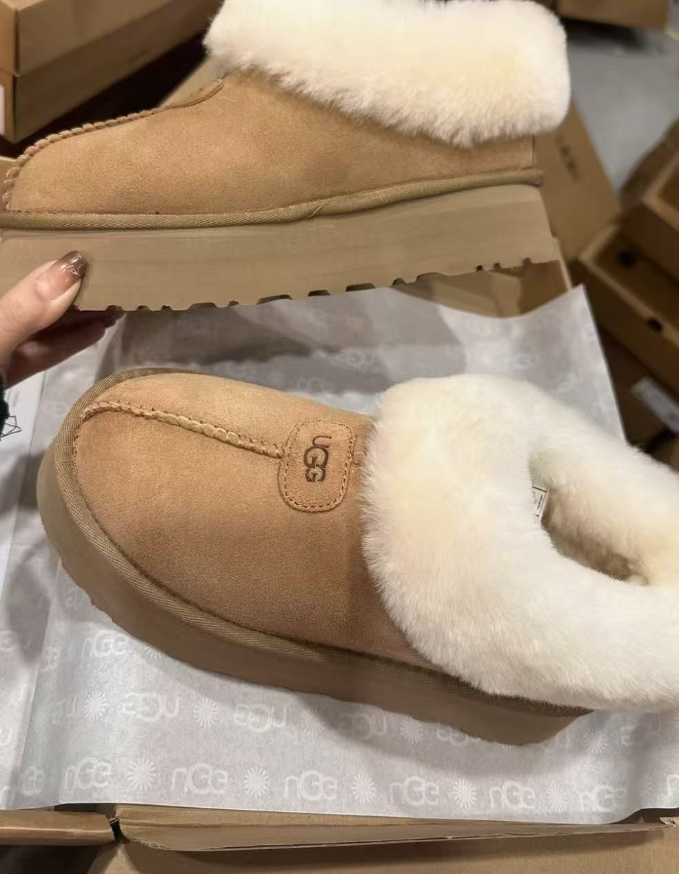  UGG アグ クラシックウルトラミニプラットフォーム その他 靴