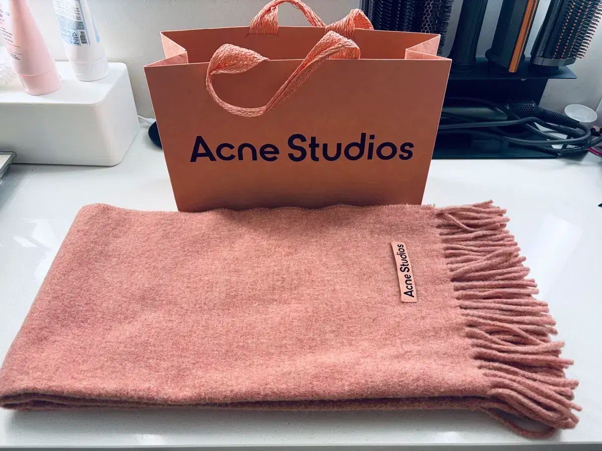 アクネストゥディオズ ナロー マフラー ほぼ