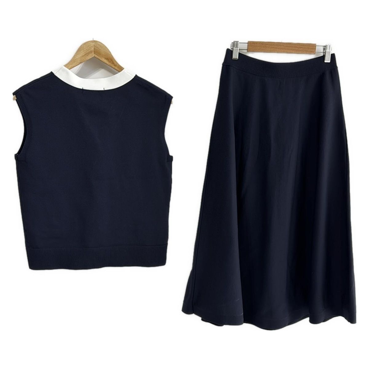 JUSGLITTY ジャスグリッティー スカートセットアップ レディース - ネイビー×白 パール