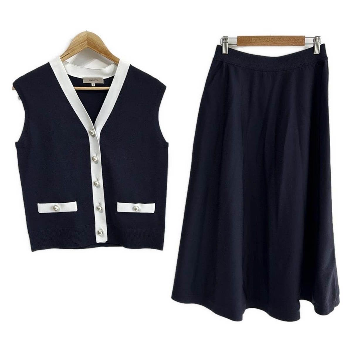 JUSGLITTY ジャスグリッティー スカートセットアップ レディース ネイビー 白 パール