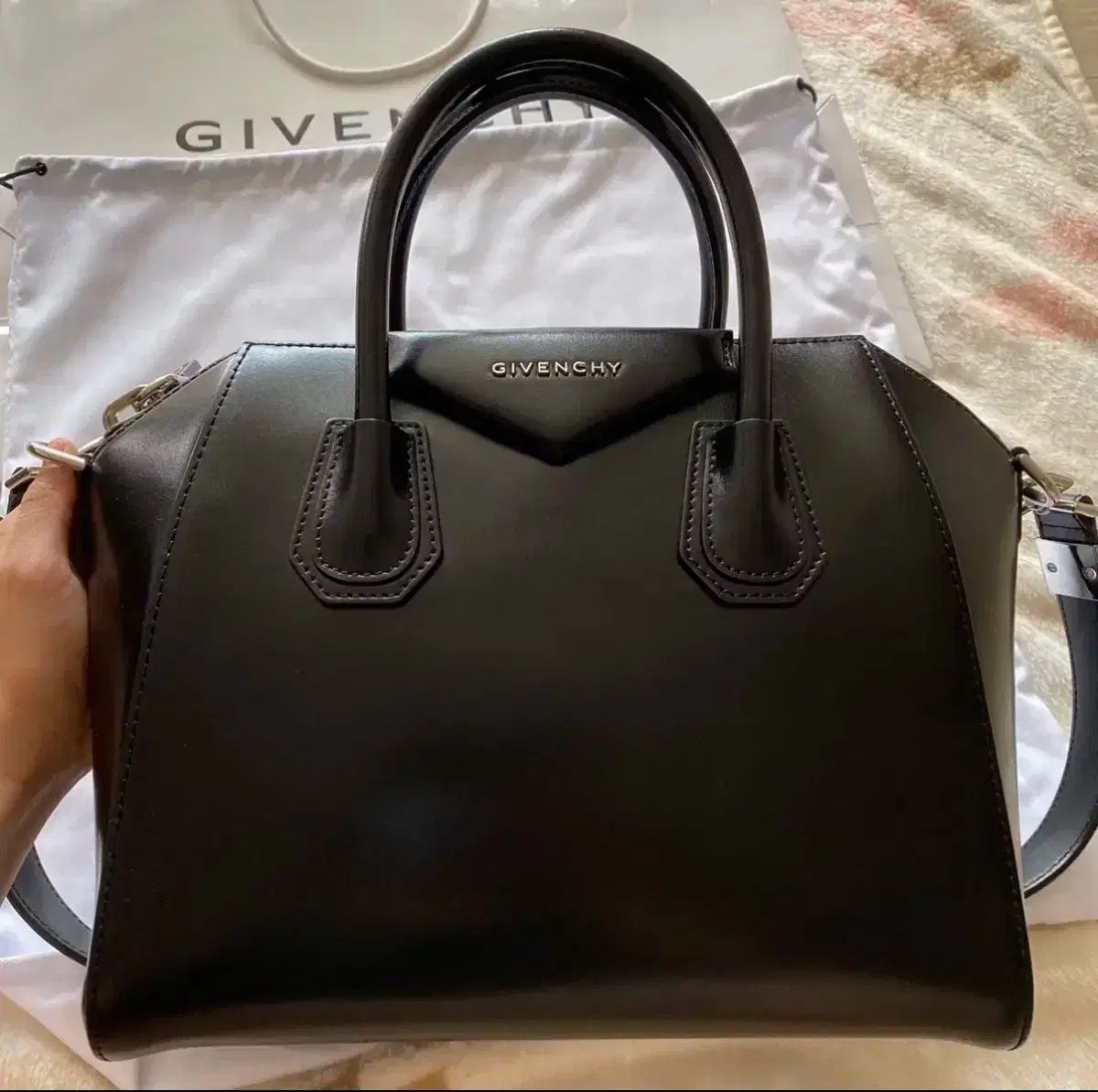 ジバンシィ アンティゴナ カーフスキン ミディアム