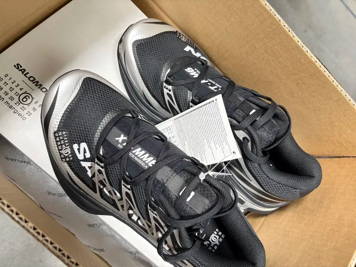 サロモン メゾンマルジェラ 255