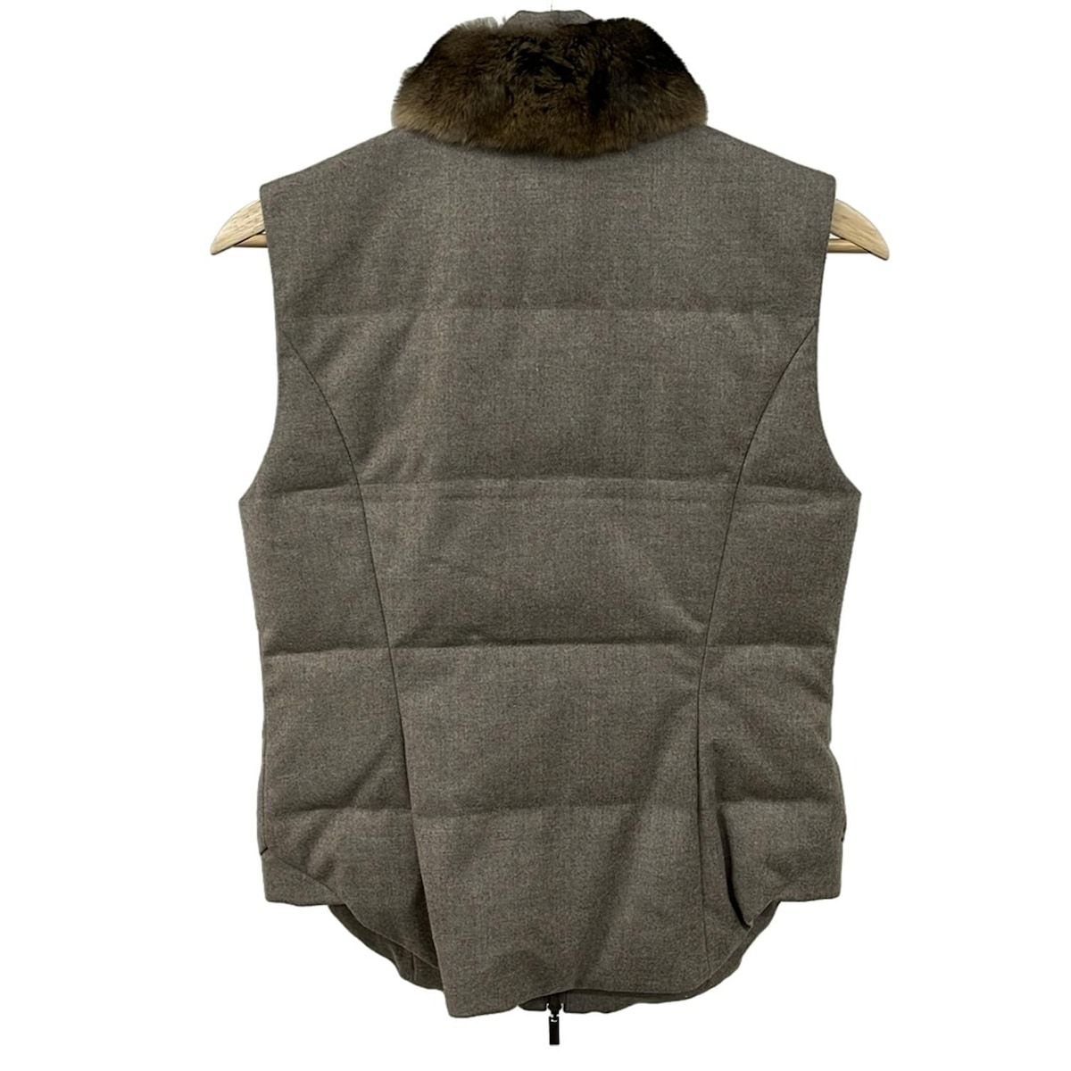 フォクシー ダウンベスト サイズ40 M レディース - 28968 グレーベージュ カシミヤ混 チンチラファートリム ジップアップ 秋 冬