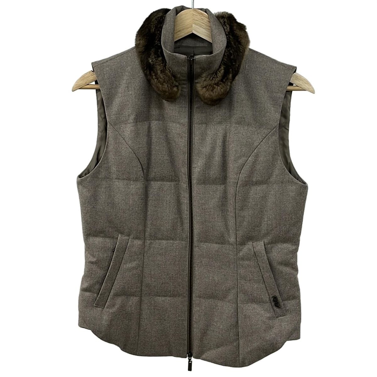 フォクシー ダウンベスト サイズ40 M レディース - 28968 グレーベージュ カシミヤ混 チンチラファートリム ジップアップ 秋 冬
