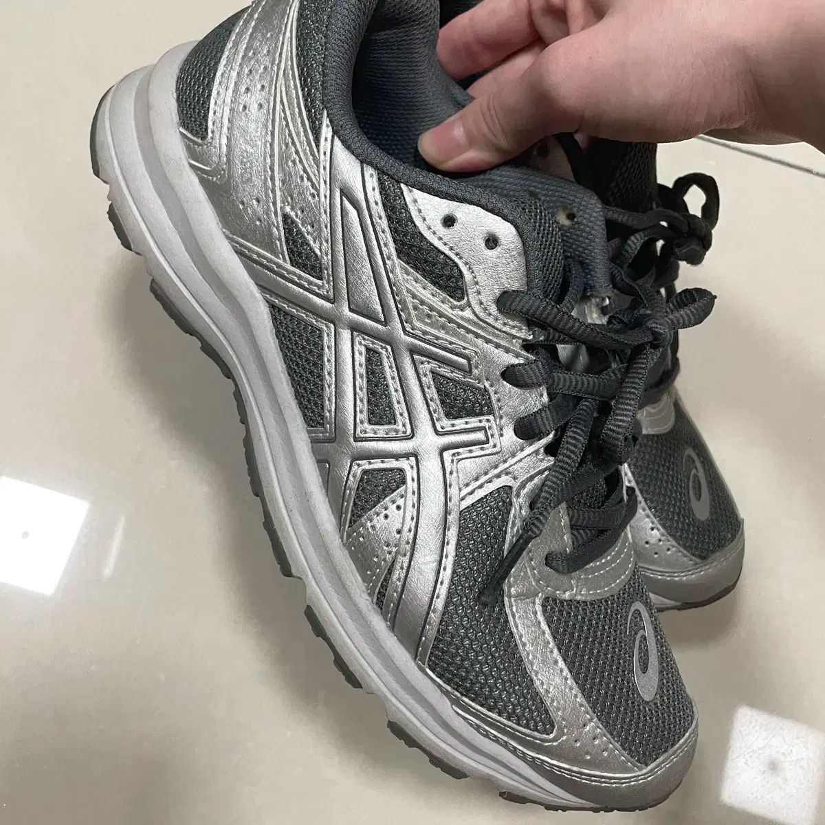 240サイズ アシックス ジョグ 100s シートロック ピュア シルバー