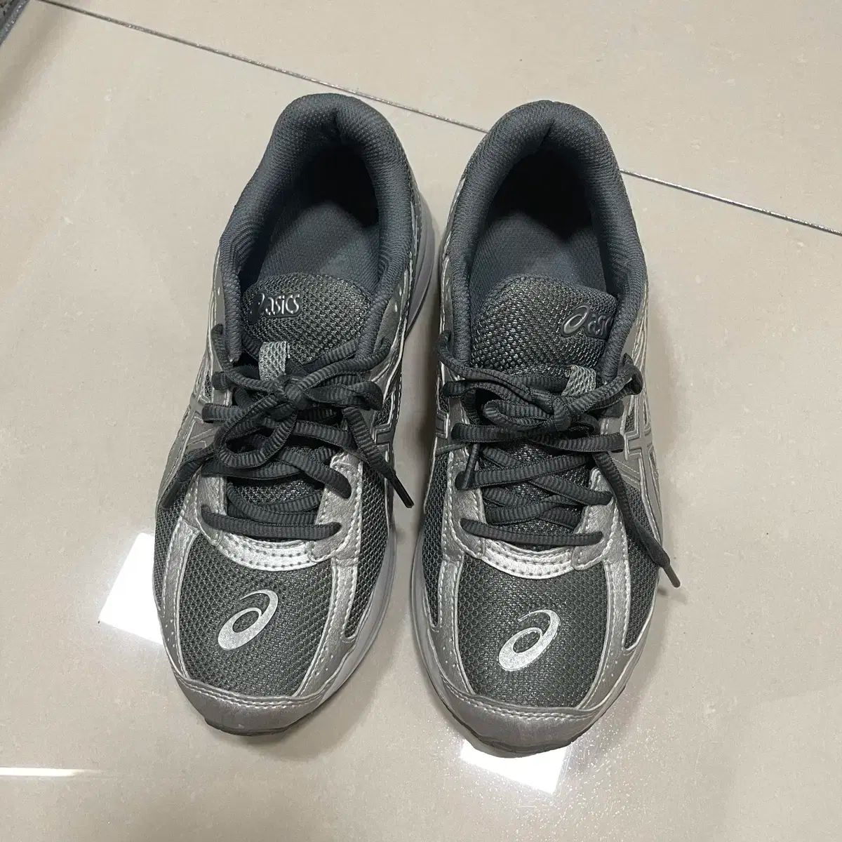240サイズ アシックス ジョグ 100s シートロック ピュア シルバー