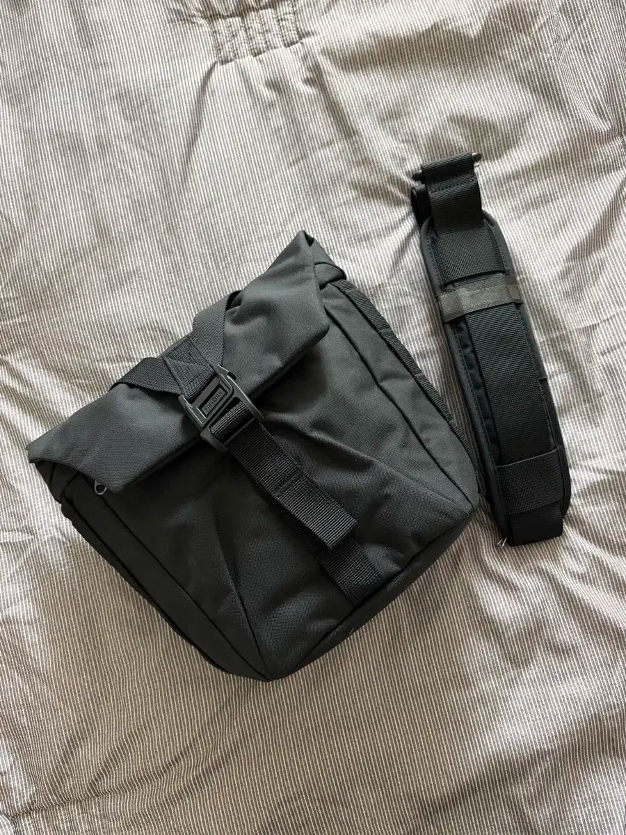 ウタンクラフト pilot 3.5L チャコール カメラバッグ