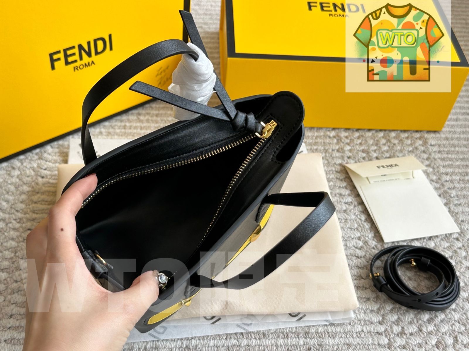 今日特価】Fendi フェンディ ミニモンスター クレセントトートバッグ
