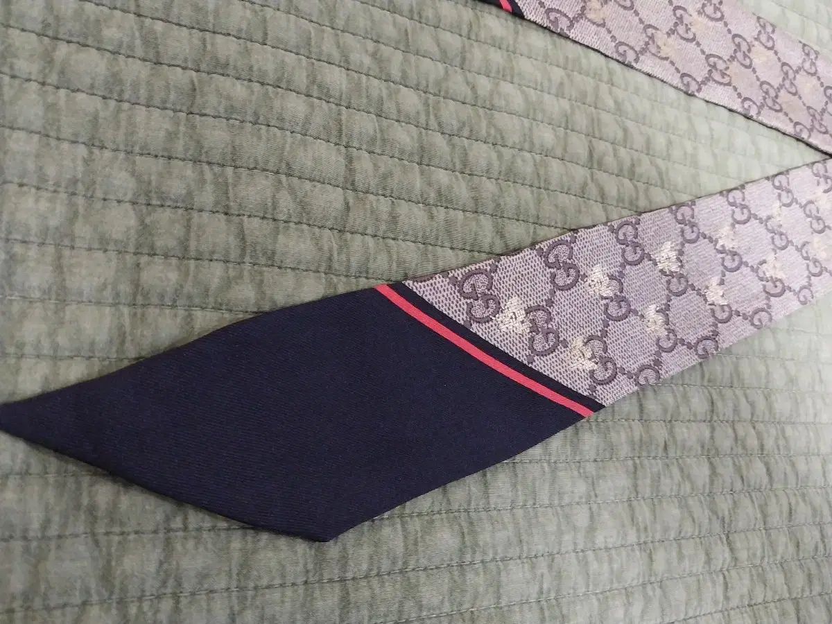 グッチ ツイリー ネックボー バンド