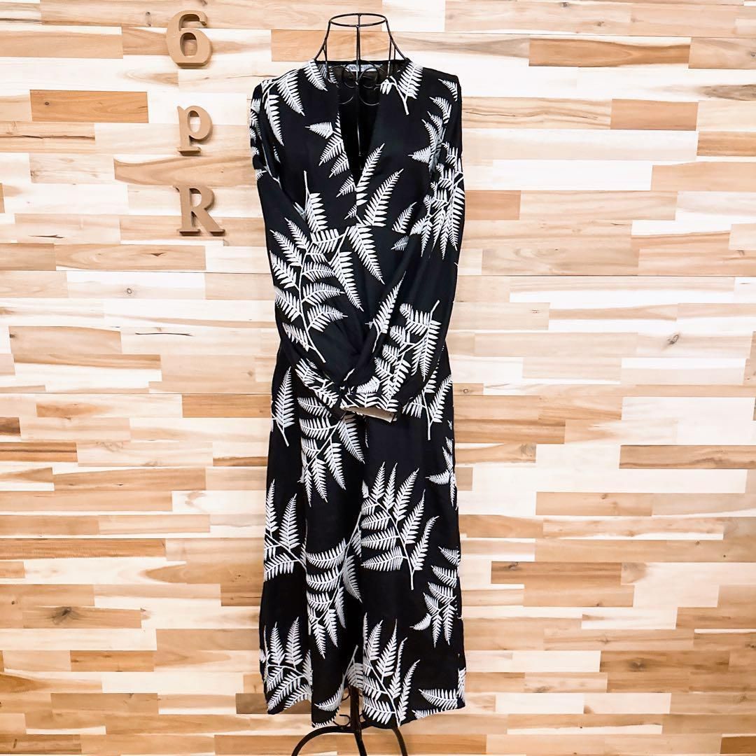 Vネック ボタニカル刺繍