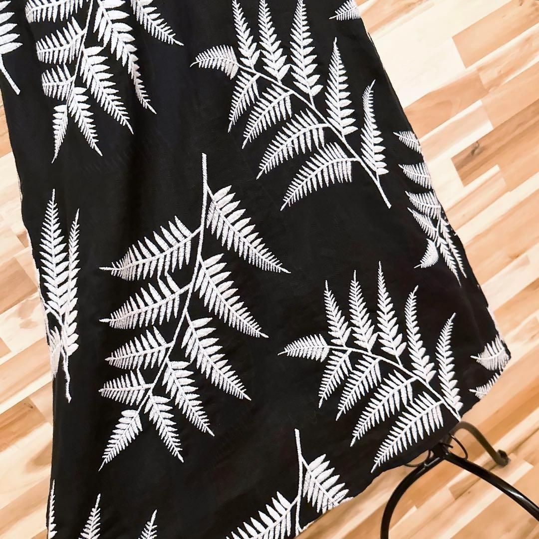 Vネック ボタニカル刺繍