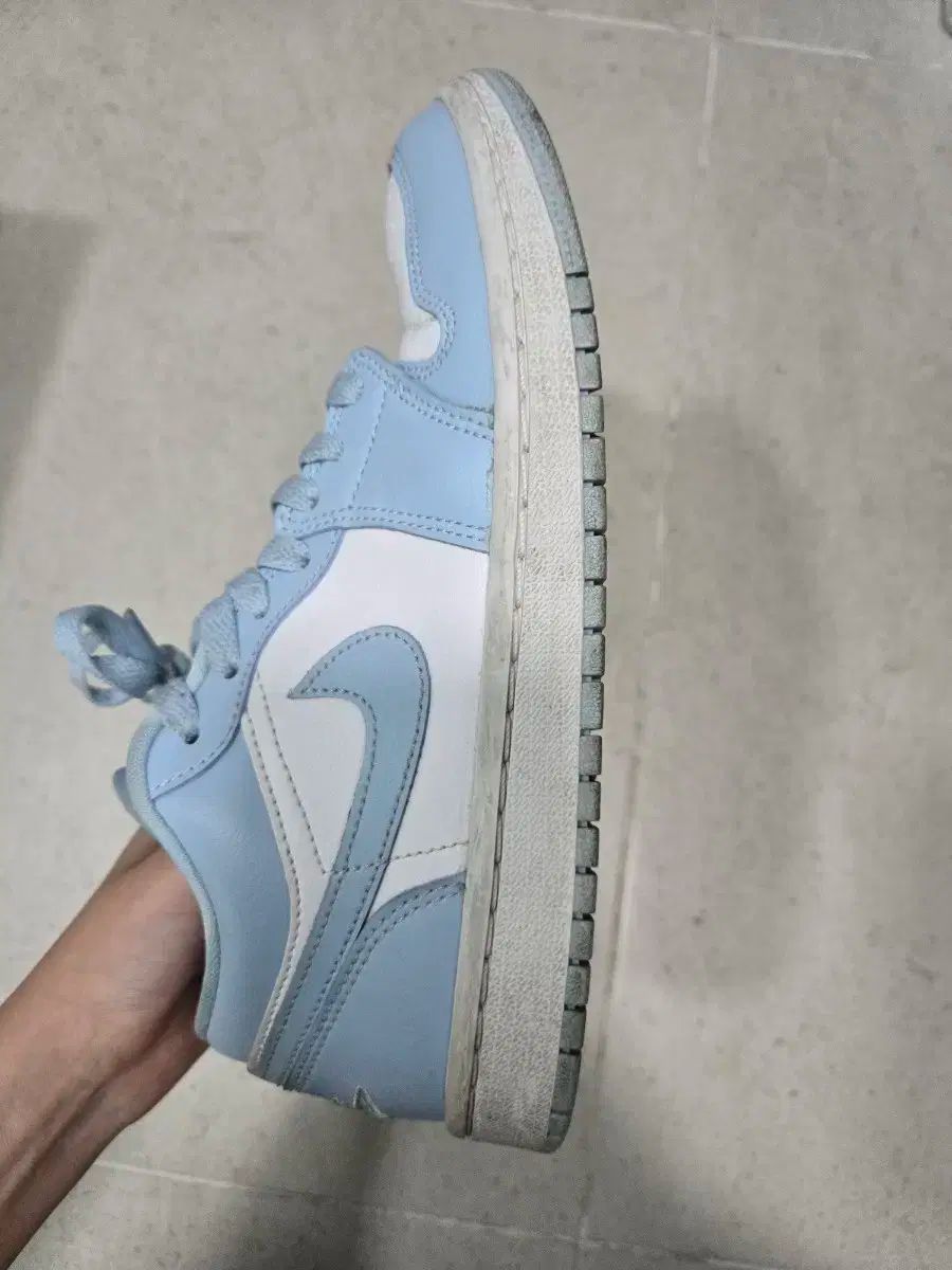 W ジョーダン 1 ロー 白 アイス ブルー 240