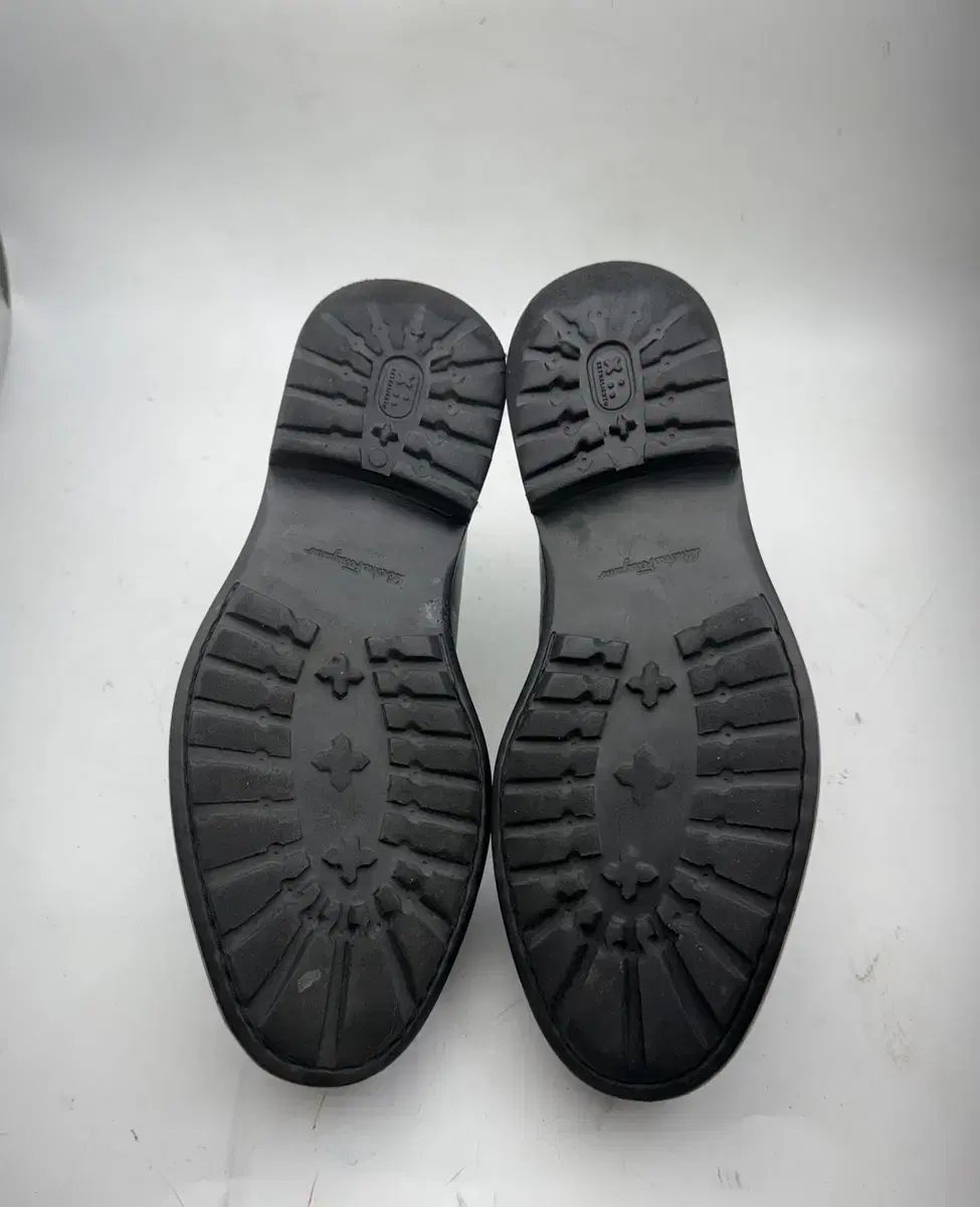 正規品)フェラガモ265 - メルカリ