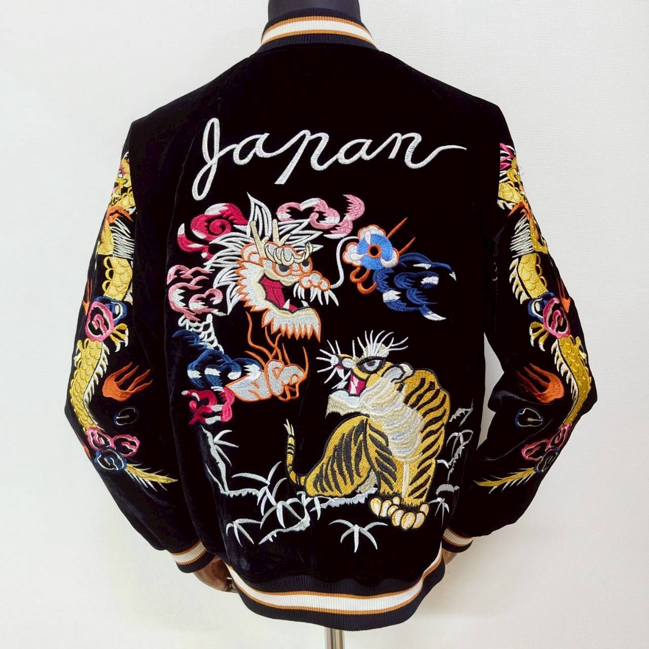 朧ーOBOROー 龍 虎 スカジャン ベロア 総刺繍 長袖 ベロア 別珍 ポリエステル 龍虎咆哮 和柄 アメカジ ストリート Y2K ブルゾン ペア 9043831 ブラック 少量入荷 インバウンド 海外 お土産