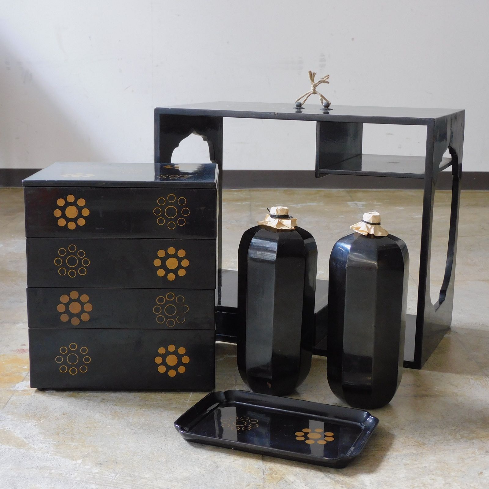 時代漆器 九曜紋 花見重 HK a 05701 伊達家 伊達政宗 重箱 懐石道具 本漆 茶懐石 テーブルウェア