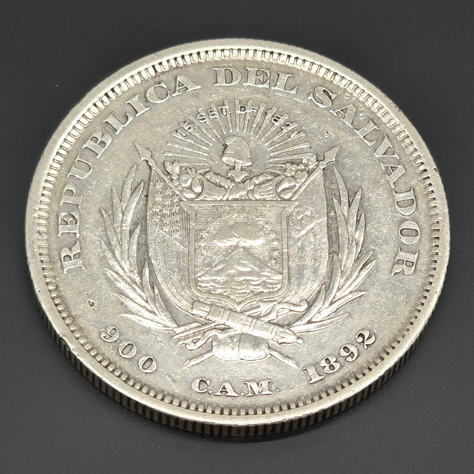 エルサルバドル 1ペソ銀貨 エルサルバドル 1892 1ペソ 大型銀貨 フラッグペソ 国旗 紋章 デザイン