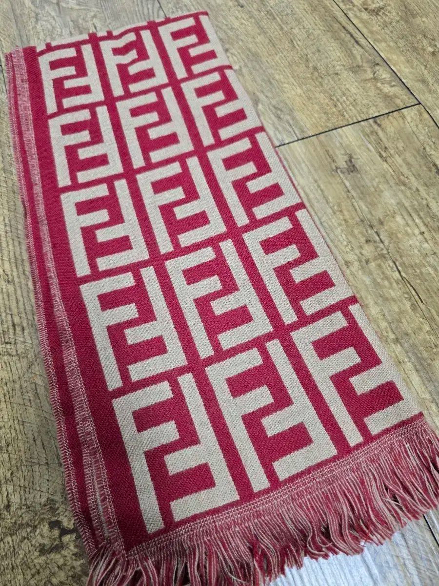 イタリア フェンディ ウール スカーフ マフラー 店舗にて100万円台