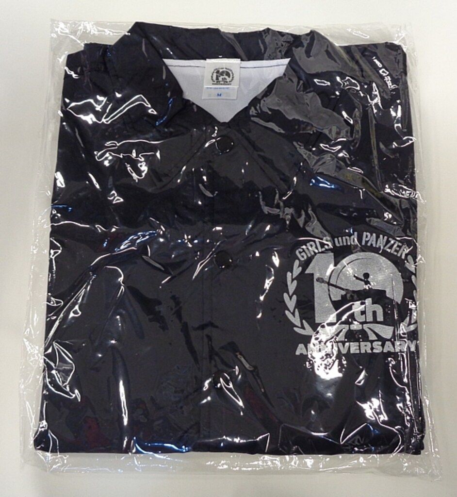 バンダイナムコフィルムワークス ガールズ パンツァー 10周年記念商品 コーチジャケット 10周年記念ロゴデザイン ブラック Mサイズ 黒M