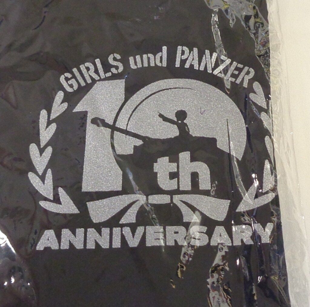 バンダイナムコフィルムワークス ガールズ パンツァー 10周年記念商品 コーチジャケット 10周年記念ロゴデザイン ブラック Mサイズ 黒M