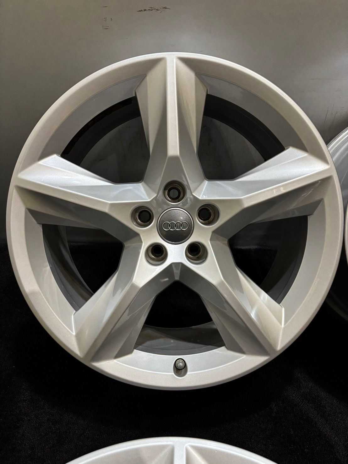 アウディ 4 M Q 7 19インチ 8 5 J 28 112 H アルミホイール 4本 A S 空気圧センサー付 1 K 734