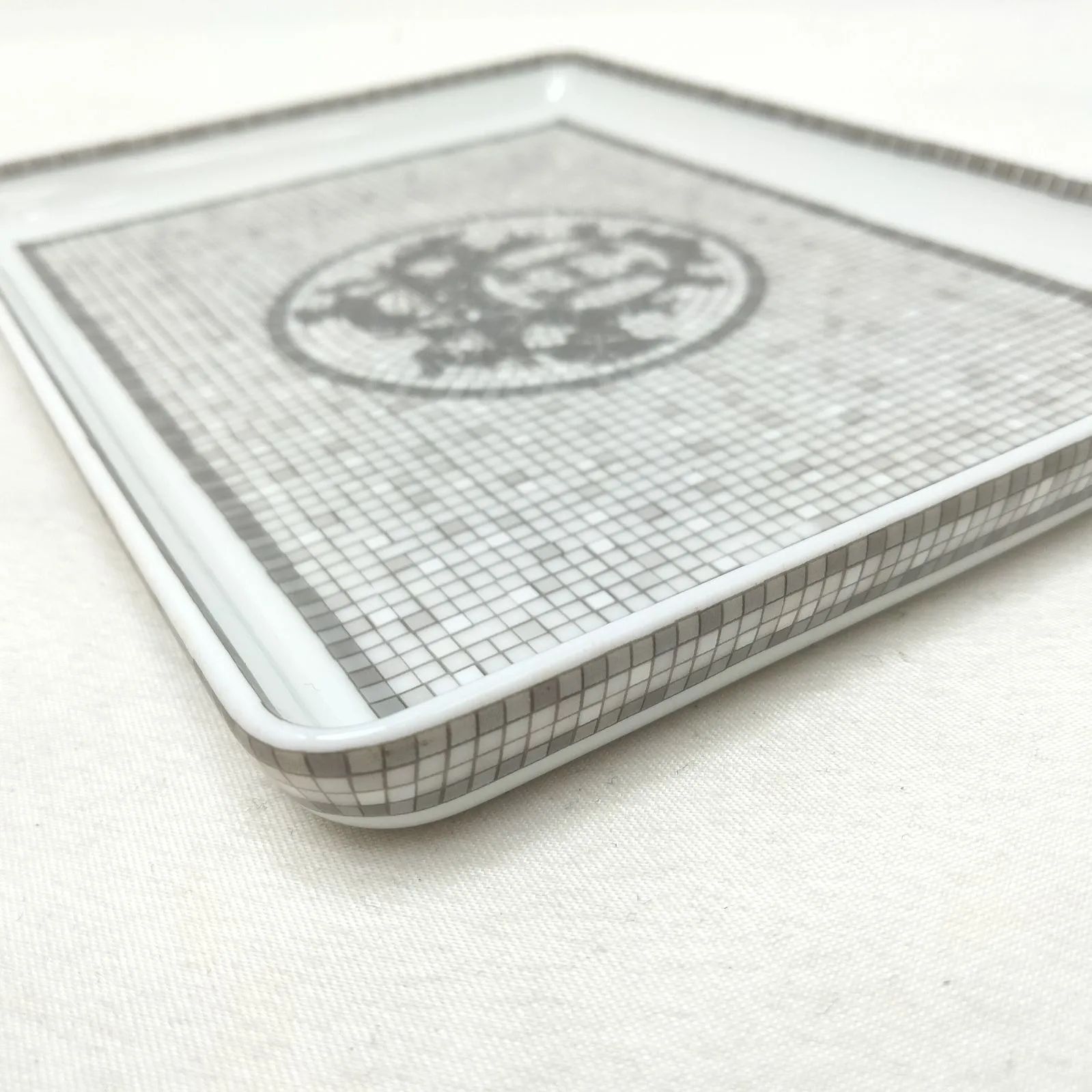 エルメス モザイク24 ヴァンキャトル プラチナPM トレー トレー 〈モザイク 24〉 プラチナ PM | Hermès - エルメス-公式サイト