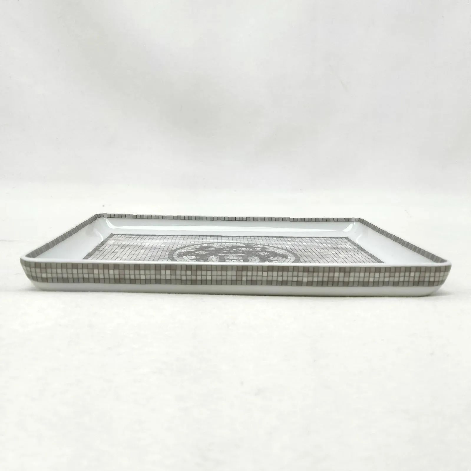 エルメス モザイク24 ヴァンキャトル プラチナPM トレー トレー 〈モザイク 24〉 プラチナ PM | Hermès - エルメス-公式サイト