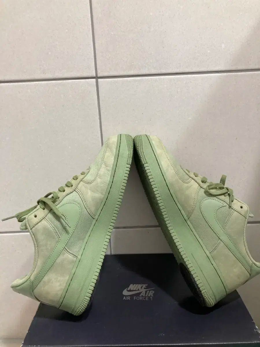  エアフォース1 07 LX オイルグリーン 290 シューズ(男性用) バスケットボール