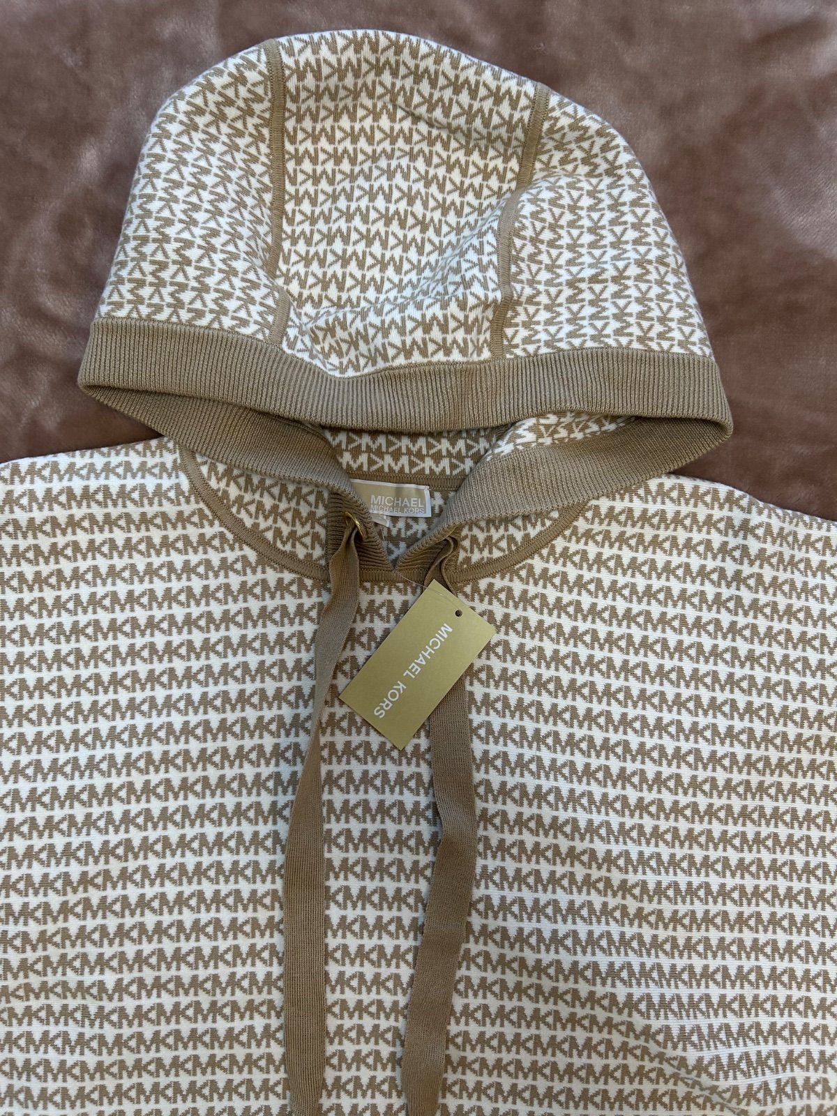 定価62,700円未使用マイケルコースMICHAEL KORSミニ MKブロックロゴ ポンチョJS360MI926オープンポンチョ ケープコート肌色系ブランドロゴS/M製品タグ中国製レディースlady's LADYS女性用婦人ウィメンズwomen’s 定価62,700円未使用マイケルコースMICHAEL KORSミニ MKブロックロゴ